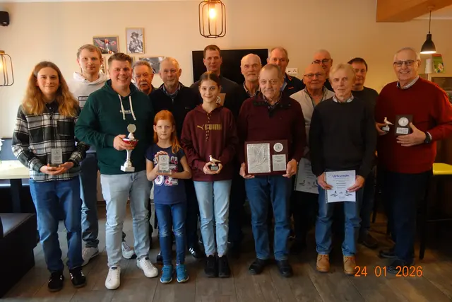 Stolz auf ihre Auszeichnungen (v.li.): Luca Bartelt, Jendrik Böker, Philip Bilkau, Günter Offermann, Lina Willmann, Volker Bartelt, Leonie Willmann, Dennis Willmann, Harald Lührs, Helmut Braukmann, Uwe Martens, Manfred Heinrichs, Hans-Hinrich Meyer, Joachim Alpers, Volker Struve und Hermann v. Salzen | Foto: RV Bremervörde-Stade