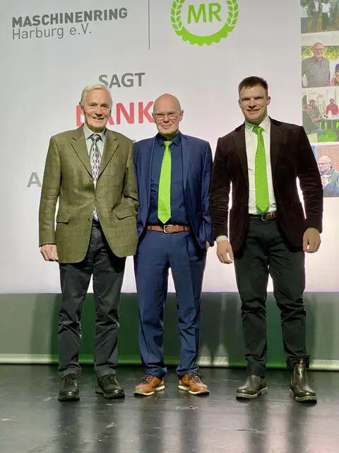 Drei Generationen der Geschäftsführung: Andreas Hastedt (Mi.) mit Vorgänger Dieter Drope (li.) und Nachfolger Mirko Köllmann (re.) | Foto: Maschinenring Harburg