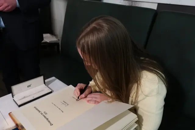 Annika Rücker trägt sich ins Goldene Buch der Stadt Winsen ein | Foto: Stadt Winsen