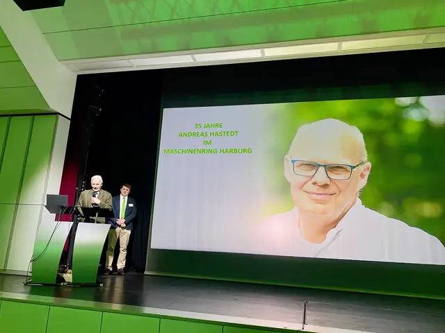 Dieter Drope (li.), Geschäftsführer von 1970 bis 2004 und Vorgänger von Andreas Hastedt im Amt würdigt die Arbeit von Andreas Hastedt | Foto: Maschinenring Harburg