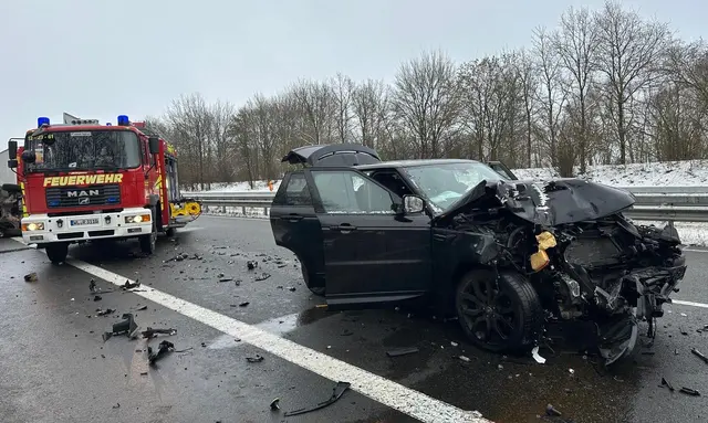 Ein Geländewagen Range Rover mit erheblichem Frontschaden | Foto: FF Leversen-Sieversen