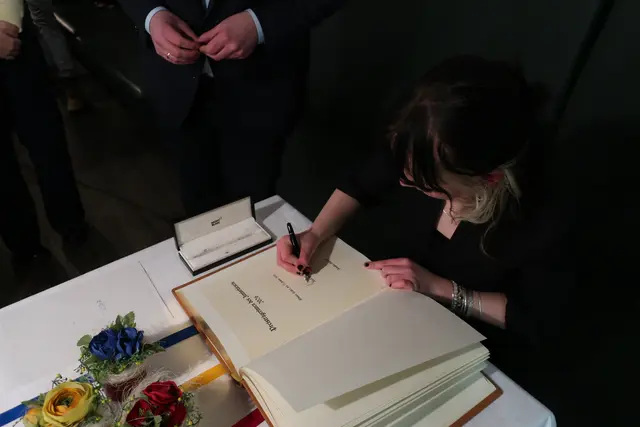 Nica Hoffmann trägt sich ins Goldene Buch der Stadt Winsen ein | Foto: Stadt Winsen