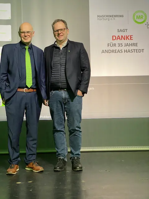 Andreas Hastedt (li.) mit Norbert Binger, Geschäftsführer der Maschinenringe Deutschland GmbH | Foto: Maschinenring Harburg