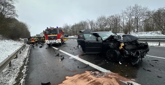 Die Feuerwehr sicherte den Bereich. Große Mengen Betriebsstoffe waren ausgelaufen. | Foto: FF Leversen-Sieversen