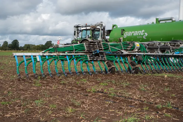 Flüssige organische Düngemittel dürfen auf dem Großteil der Acker- und Grünlandflächen nur noch streifenförmig auf den Boden aufgebracht  | Foto: Hanraets/Landwirtschaftskammer Niedersachsen