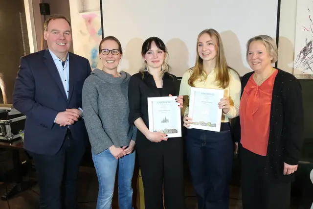 Die Preisträgerinnen mit denjenigen, die jeweils die Ehrung vorgeschlagen hatten, und dem Bürgermeister (v. li.): André Wiese, Sabrina Koch, Nica Hoffmann, Annika Rücker und Birgit Kruse | Foto: Stadt Winsen