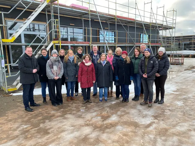 Auf der Baustelle: die Planungsgruppe der Grundschule Stöckte mit Vertretern der Stadt, des Architektenbüros und der Landesschulbehörde | Foto: Stadt Winsen