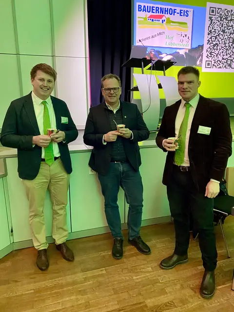Jan Gehrdau-Schröder (v.li., Vorsitzender Maschinenring Harburg), Norbert Binger (Geschäftsführer Maschinenringe Deutschland), Mirko Köllmann (Geschäftsführer Maschinenring Harburg) | Foto: Maschinenring Harburg