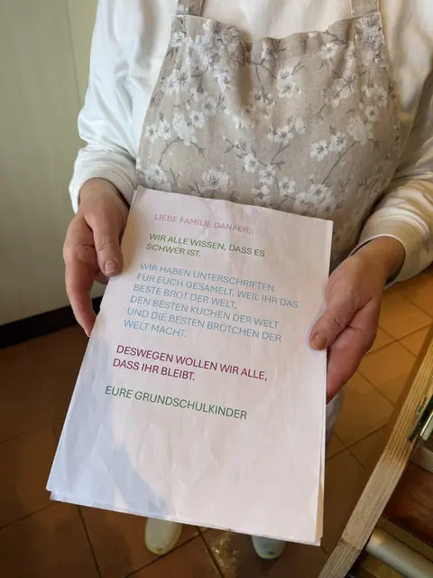 Ein bewegender Moment: Ein Abschiedsbrief der Grundschulkinder erinnert daran, wie wichtig die Bäckerei Danker für Generationen im Ort war | Foto: tml
