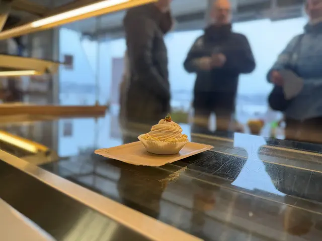 Ein letztes Küchlein in der Auslage – fast schon symbolisch für den Abschied von der Bäckerei Danker | Foto: tml