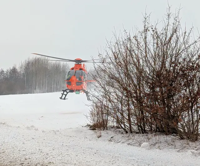 Der Rettungshubschrauber brachte den Verletzten ins Krankenhaus | Foto: Polizei