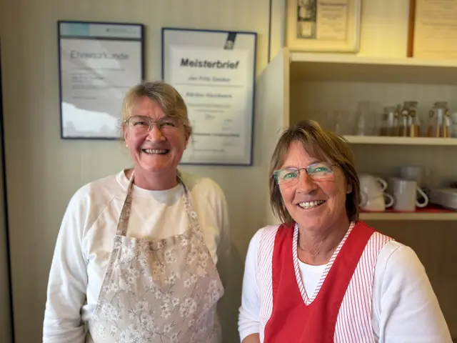 Trotz der Trauer zuversichtlich: Sitta Schwentke (l.) und Kollegin Andrea Janssen. Janssen prägte 42 Jahre lang den Alltag der Bäckerei Danker – mit Handwerk, Herz und persönlicher Nähe | Foto: tml