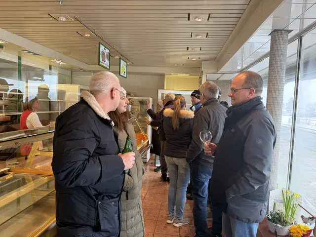 Abschied in vertrauter Runde: Zahlreiche Kundinnen und Kunden kamen nach Ladenschluss, um Danke zu sagen und Erinnerungen zu teilen | Foto: tml