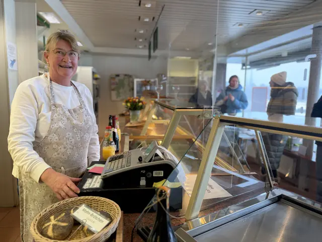 EIn letztes Mal an die Kasse: Die Bäckerei war Treffpunkt, Gesprächsort und feste Größe im Dorfleben von Klecken | Foto: tml