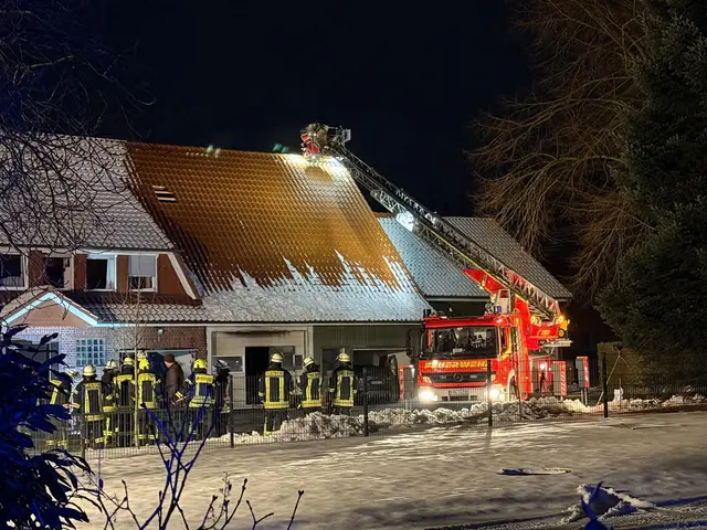 Einsatzkräfte der Feuerwehren löschen, kontrollieren und überprüfen die vom Feuer betroffenen Bereiche im Bereich der Scheune des Gebäudes in Oldendorf
 | Foto:  Feuerwehr Oldendorf
