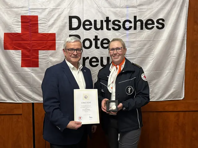 Präsident des Kreisverbandes Stade Michael Roesberg ehrte Kreisbereitschaftsleiterin Jenny Fromke  | Foto: sc