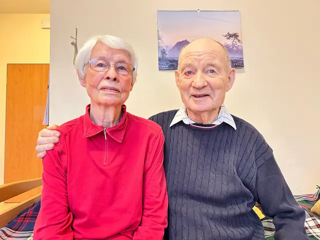 Nach 65 Ehejahren zeichnet sich das Miteinander von Ellen und Manfred Thias durch große Vertrautheit aus | Foto: Kursana