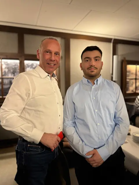 Mirco Meyer (Autohaus M. Meyer, Elstorf) gratuliert seinem Gesellen Mouhammad Mbaed zur bestandenen Prüfung
