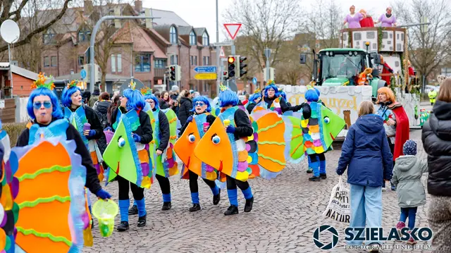 Platz 1 der Fußgruppen mit dem Thema "Fesche Fische feiern Faslam" von der Baugruppe Magic Deerns | Foto: Gregor Szielasko 