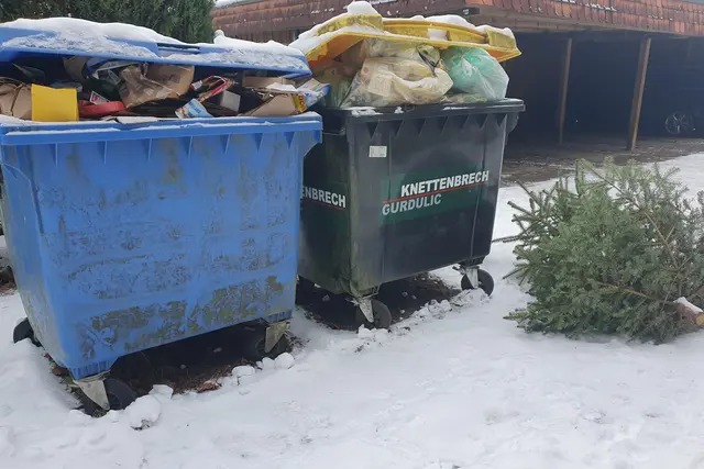 Auch in Bendestorf stehen seit Wochen Gelbe und Blaue Tonnen am Straßenrand. Auch Weihnachtsbäume liegen noch herum  | Foto: jvp