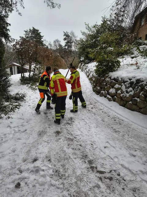 Einsatzkräfte streuen den steilen Weg ab  | Foto: Clemens Cohrs, FF Ramelsloh