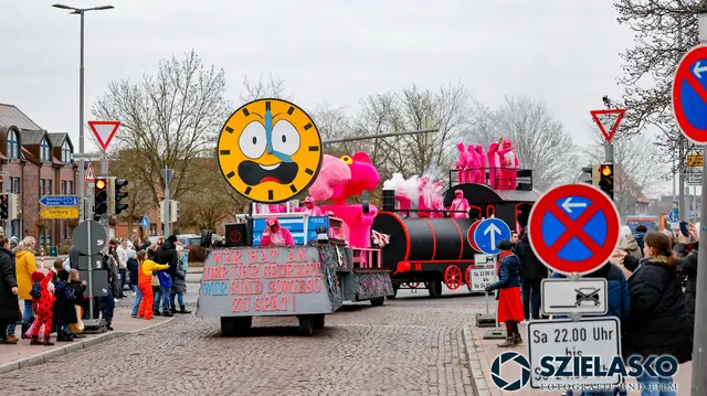 Platz 1 der Wagengruppen mit dem Thema "Wer hat an der Uhr gedreht?" von der Baugruppe Ruschmeyer | Foto: Gregor Szielasko 
