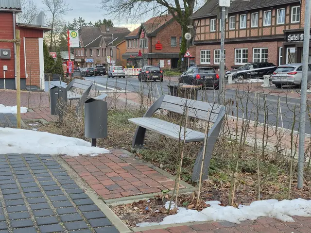 Falsche Blickrichtung? Am neu befestigten Parkplatz an der Hauptstraße stehen zwei Bänke | Foto: pöp