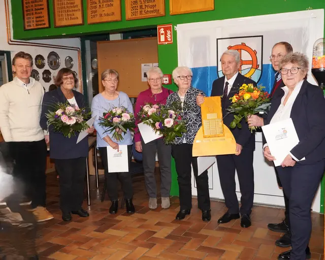 Kersten Lünser (li., Preisträger 2025) und Ortsbürgermeisterin Inge Bardenhagen (re.) gratulieren den Geehrten (v.li.): Dietlinde Dreyer, Sabine Stabbert, Elli Sandleben, Marliies Wesner, Lothar Wesner und Reinhard Dunker. Zum Team der Geehrten gehört auch Miletta Heidtmann | Foto: Ortsrat Hagen