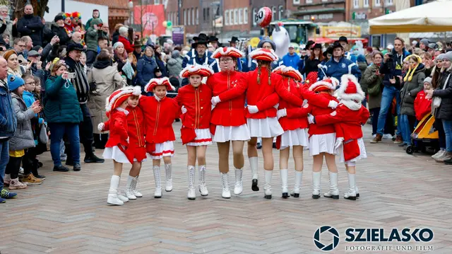 Die Garde tanzt vor dem Rathaus | Foto: Gregor Szielasko 