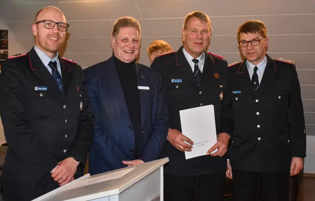 Ehrung bei der Jahreshauptversammlung (v.li.): Ortsbrandmeister Florian Dankert, Stadtrat Carsten Brokelmann, Ehrenortsbrandmeister Hans Peters und Stadtbrandmeister Klaus-Daniel Ney | Foto: Rainer Dankert
