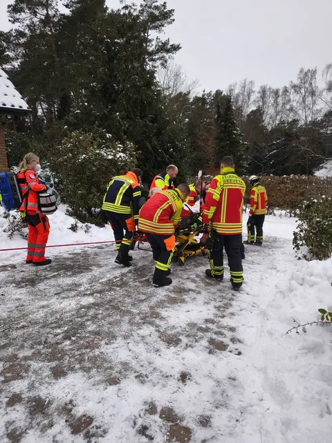 Mit Sicherungsseil und Muskelkraft wtord der Patient sicher zum Rettungstransport gebracht  | Foto: Clemens Cohrs, FF Ramelsloh