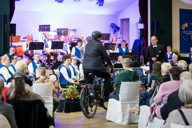 Mit dem Fahrrad im Konzertsaal unterwegs: Beim Swingtitel „Happy Cyclist“ begleitete Matthias Kossack das Blasorchester des TV Meckelfeld mit seiner Fahrradklingel | Foto: Musik im TVM