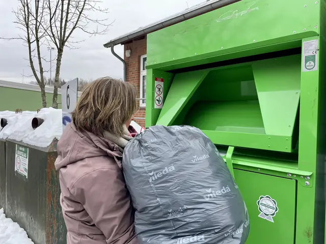 Eine Besucherin der Anlage nutzt den bereits einmal entleerten Container 