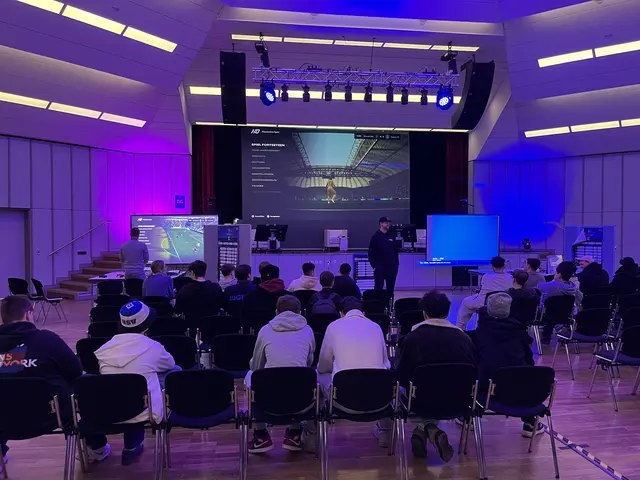 Benjamin Gaum (Mi.) vom Jugendzentrum Tostedt kündigt eine Verschnaufpause an. Auf der großen Leinwand werden die letzten drei Partien ausgetragen | Foto: sra