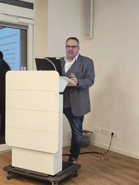 Jan Bauer, Vizepräsident des DRK im Landkreis Harburg berichtet über den aktuellen Katastrophenschutz | Foto: Karin Plate