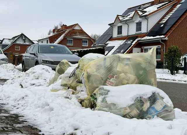 In Tostedts Straßen sind überall eingeschneite Gelbe Säcke zu finden | Foto: Arnd Olav Feindt
