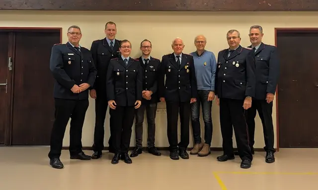 Stefan von Buchholz (v. li.), Florian Baden, Julja Ahrens, Finn Zander, Willi Cohrs, Arnold Rieckmann, Winfried Stahl und Henning Riemenschneider
 | Foto: Freiwillige Feuerwehr Samtgemeinde Hanstedt 