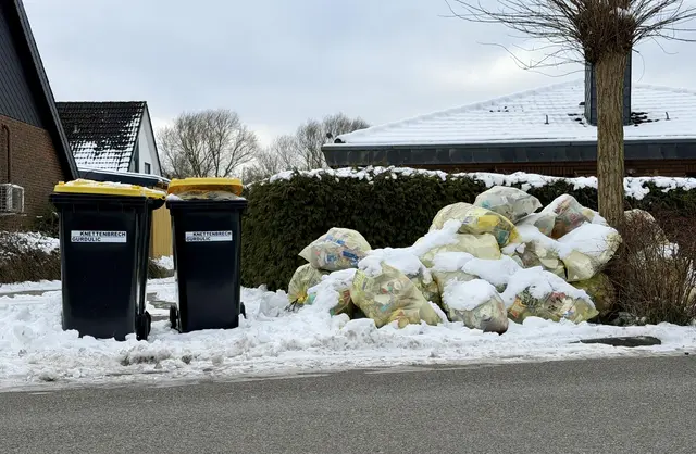 Beachtliche Müllsackberge neben ungeleerten Gelben Tonnen sieht man in Tostedt  | Foto: Arnd Olav Feindt