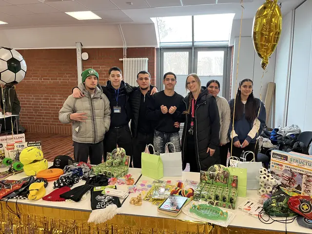 Sonja Wiedemann, Leiterin des Buchholzer Jugendzentrums, mit Teilnehmenden vor dem großen Tisch mit Preisen für Teams außerhalb der Top drei | Foto: sra