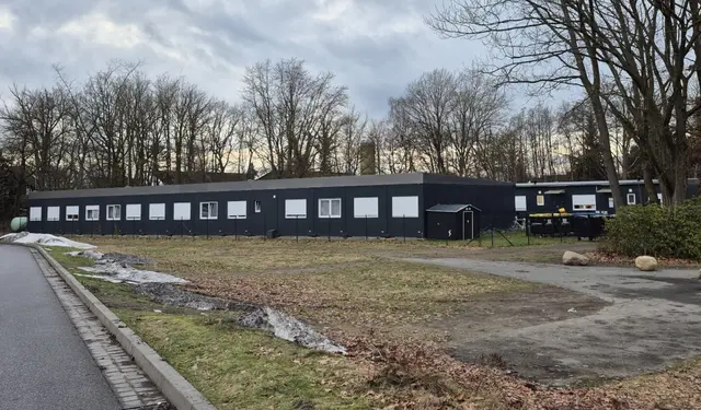 Auf dem Famila gegenüberliegenden Gelände sollen langfristig Wohnungen und Gewerbe entstehen. Noch stehen hier Wohncontainer | Foto: pöp