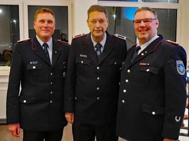 Die alte und neue Führung der Ortsfeuerwehr Bützfleth
( v.li.): Maik Bube, stellv. Ortsbrandmeister, Andreas Dankert, neuer Ortsbrandmeister, Sebastian Junge, Ortsbrandmeister | Foto: Erwin Bube /FFW Bützfleth