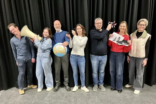o	Freuen sich auf den neuen Wahlpflichtunterricht, v.l.: Malte Schröder (Koordination WPU), Laura Lippold (Medienbildung und Persönlichkeitsentwicklung), Alexander Buck (Bildung für nachhaltige Entwicklung in Europa), Edle Steinmacher (Bildungsgang Musik), André Gand (Labor und Naturwissenschaften), Eva Heitkamp (Sport und Darstellendes Spiel) sowie GAK-Schulleiterin Linda Steuber.