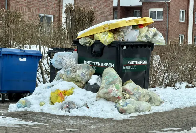 Schon ganz schön eingeschneit: Verpackungsmüll in Tostedt | Foto: Arnd Olav Feindt