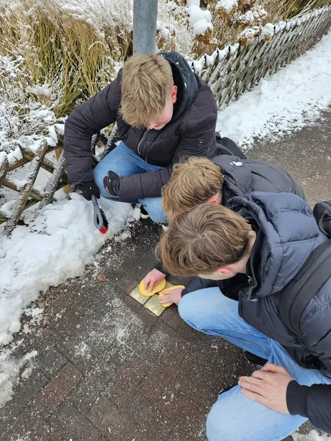 Vor dem Gedenken wurden die Stolpersteine von Schülern gereinigt | Foto: Deike Masuth