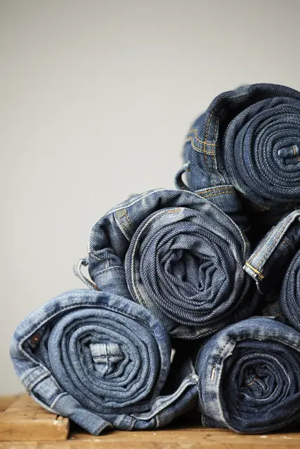 Nachhaltige Jeans schonen Ressourcen: Weniger Wasser, weniger Chemikalien und fairere Produktionsbedingungen machen sie zu einer umweltfreundlicheren Alternative (Symbolbild) | Foto: Freepik