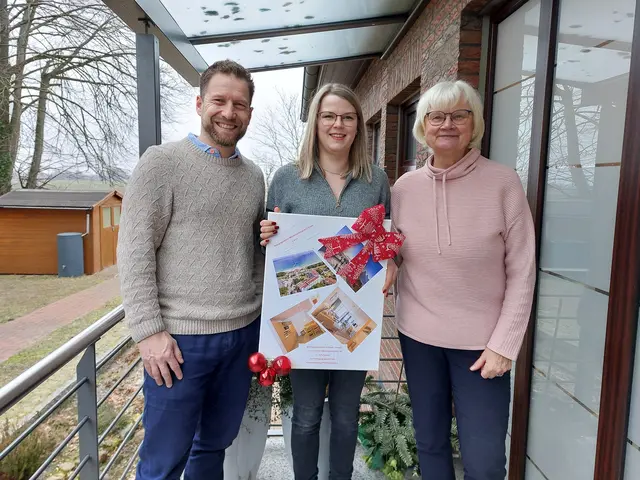 Sponsor Matthias Albers und Eveline Bansemer vom Verein für die Förderung Horneburg überreichen der Gewinnerin Denise Kluth den Hauptgewinn | Foto: Verein für die Förderung Horneburg e.V.