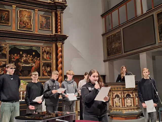 Im Mittelpunkt des Abends stand ein Theaterprojekt des Wahlpflichtkurses Geschichte der Oberschule Horneburg | Foto: Sebastian Deißner