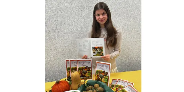 Schülerin Eliana Cicek präsentiert das neue Rezeptheft | Foto: Annekatrin Elmers
