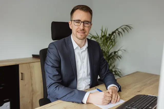 Philip Werk, Samtgemeinde-Bürgermeister in Hollenstedt, sieht positiv in die Zukunft | Foto: Adrian Fohl