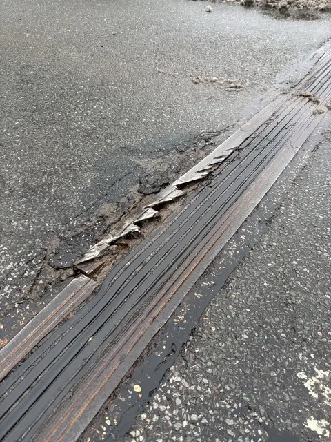 Eindeutig kaputt: Die Schäden an der Übergangskonstruktion der Brücke sind klar zu erkennen | Foto: Landkreis Harburg